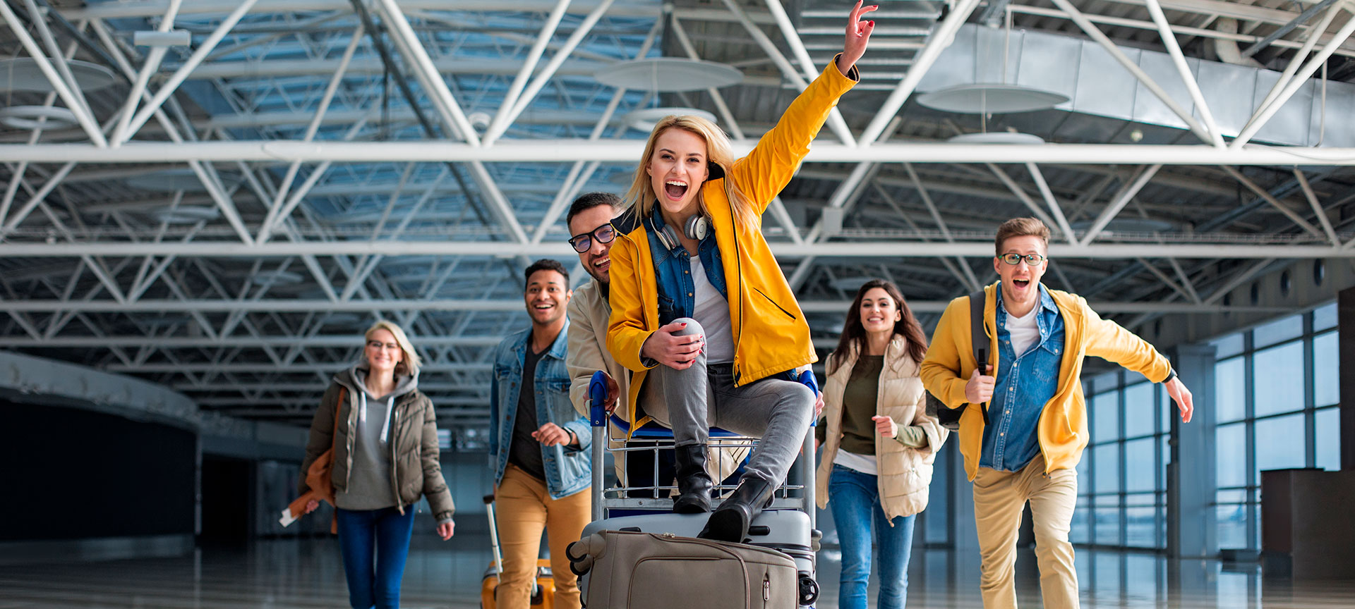 Grupo de amigos en un aeropuerto Grupo de amigos en un aeropuerto