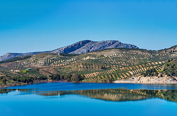 Embalse de Guadalhorce en la reserva de Ardales en Málaga, Andalucía Embalse de Guadalhorce en la reserva de Ardales en Málaga, Andalucía