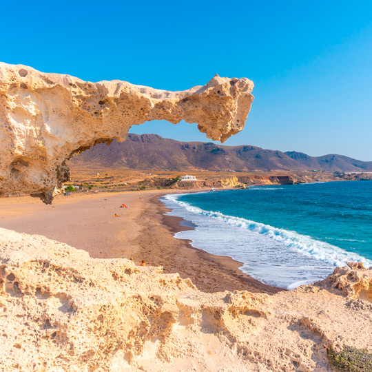Playa de Los Escullos en el Parque Natural de Cabo de Gata, Almería, Andalucía Playa de Los Escullos en el Parque Natural de Cabo de Gata, Almería, Andalucía