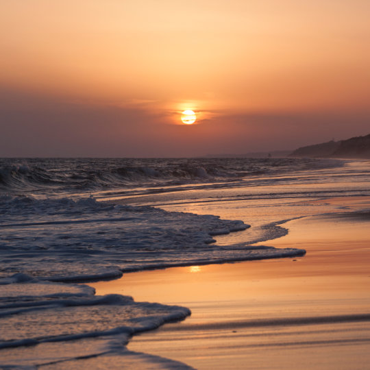 Puesta de sol en la playa de Mazagón en Huelva, Andalucía Puesta de sol en la playa de Mazagón en Huelva, Andalucía