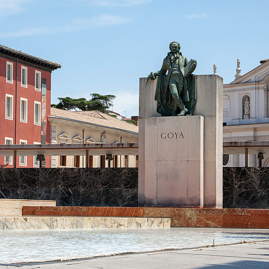 Estatua de Francisco de Goya en la Plaza Nuestra Señora del Pilar de Zaragoza, Aragón Estatua de Francisco de Goya en la Plaza Nuestra Señora del Pilar de Zaragoza, Aragón