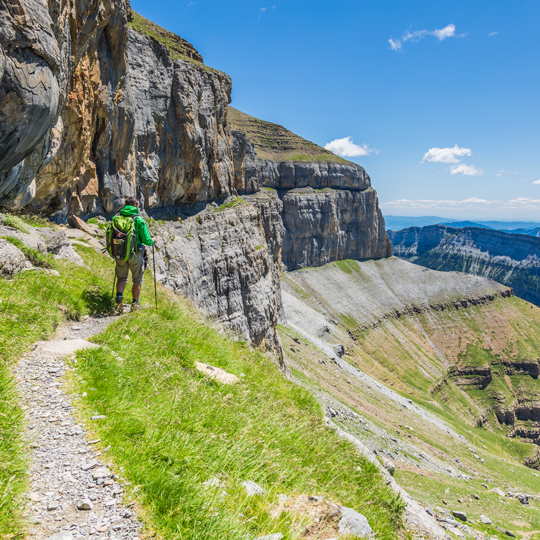 Turista practicando senderismo en el Parque Nacional de Ordesa y Monte Perdido en Huesca, Aragón Turista practicando senderismo en el Parque Nacional de Ordesa y Monte Perdido en Huesca, Aragón