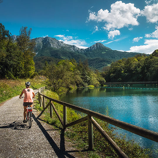 Turista en bicicleta en la senda del Oso, Asturias Turista en bicicleta en la senda del Oso, Asturias
