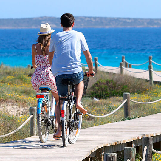 Para przemierzająca na rowerze plaże Formentery Para przemierzająca na rowerze plaże Formentery