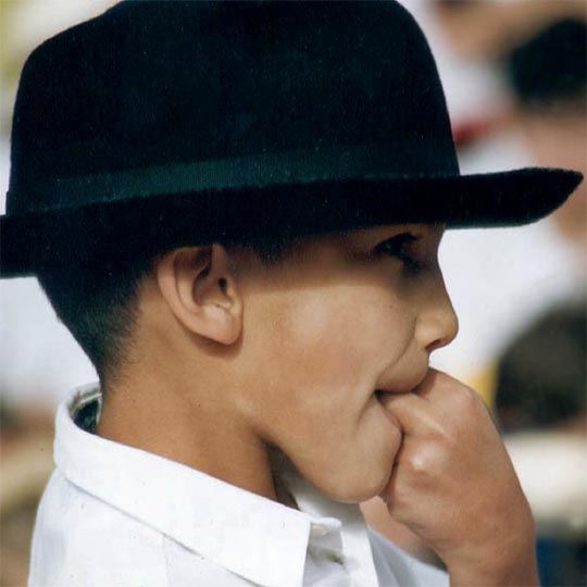 Niño comunicándose en silbo gomero Niño comunicándose en silbo gomero