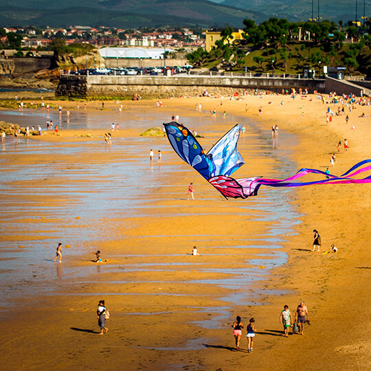 Ein Drachen am Strand El Sardinero, Santander Ein Drachen am Strand El Sardinero, Santander