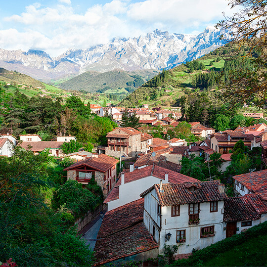 Vista de los Picos de Europa desde Potes, Cantabria Vista de los Picos de Europa desde Potes, Cantabria