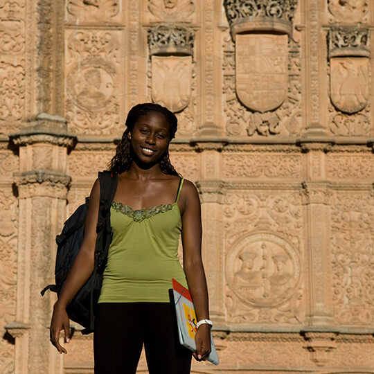 Estudiante frente a la fachada de la Universidad de Salamanca Estudiante frente a la fachada de la Universidad de Salamanca