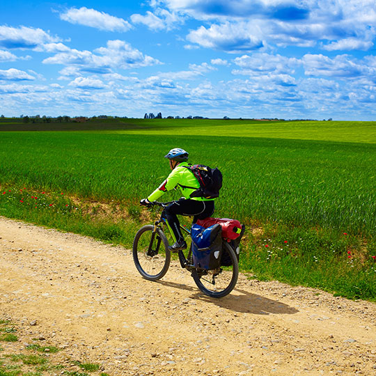 Peregrino en bicicleta por los campos de Castilla y León Peregrino en bicicleta por los campos de Castilla y León