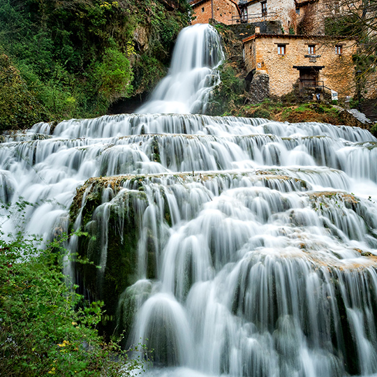 Vista de la cascada que atraviesa el pueblo de Orbaneja del Castillo en Burgos Vista de la cascada que atraviesa el pueblo de Orbaneja del Castillo en Burgos