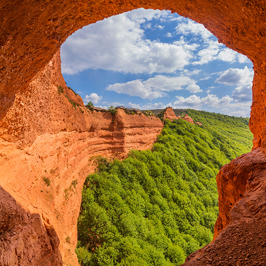 Vista de Las Médulas desde el interior de una cavidad, León Vista de Las Médulas desde el interior de una cavidad, León