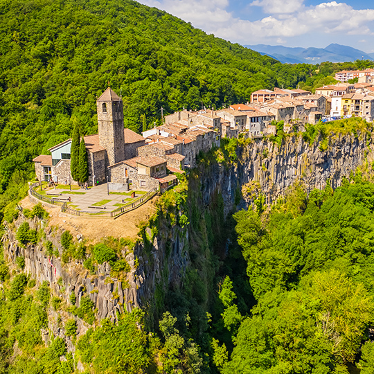Vista aérea do pequeno povoado de CastellFollit de la Roca, a 50 metros de altura no Parque Natural da Zona Vulcânica Garrotxa, Catalunha Vista aérea do pequeno povoado de CastellFollit de la Roca, a 50 metros de altura no Parque Natural da Zona Vulcânica Garrotxa, Catalunha