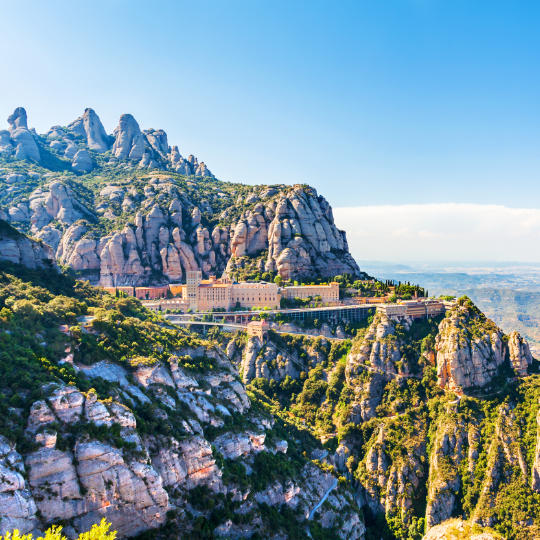Monasterio de Montserrat, situado entre las comarcas de El Bages, El Baix Llobregat y L'Anoia. Monasterio de Montserrat, situado entre las comarcas de El Bages, El Baix Llobregat y L'Anoia.