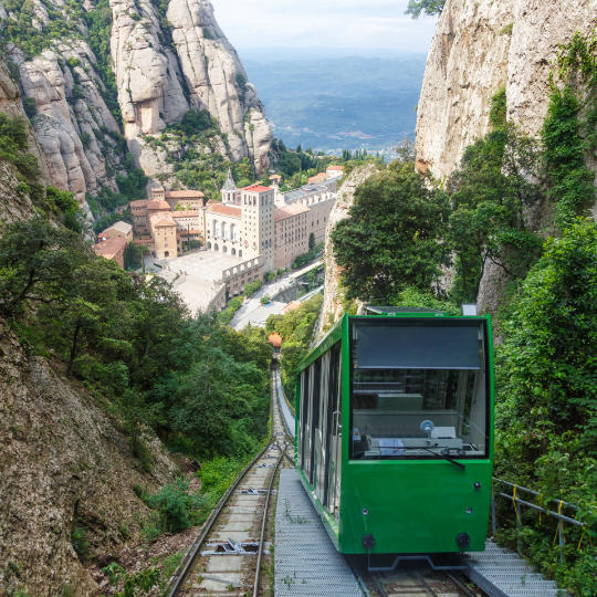 カタルーニャ州モンセラートのラック式鉄道(山岳鉄道)。 カタルーニャ州モンセラートのラック式鉄道(山岳鉄道)。