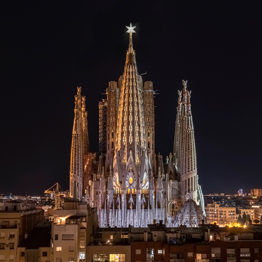 Vista nocturna de la Sagrada Família en Barcelona, Cataluña Vista nocturna de la Sagrada Família en Barcelona, Cataluña