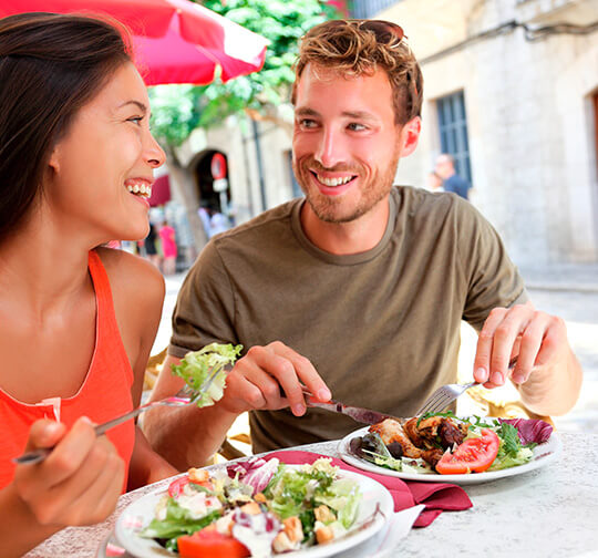Pareja comiendo dieta mediterránea en Mallorca Pareja comiendo dieta mediterránea en Mallorca