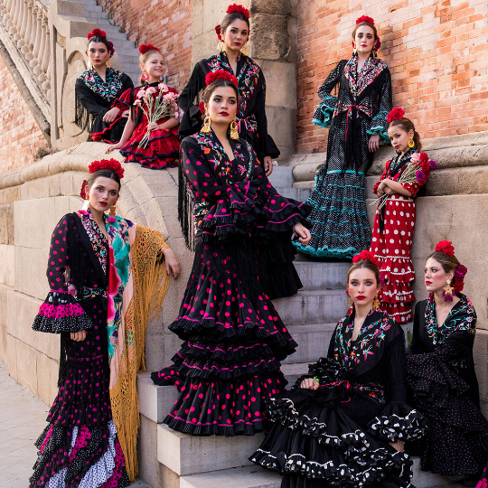 Turistas luciendo moda flamenca española de alta costura Turistas luciendo moda flamenca española de alta costura