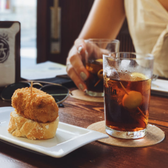 Típico vermú con tapa de croquetas Típico vermú con tapa de croquetas