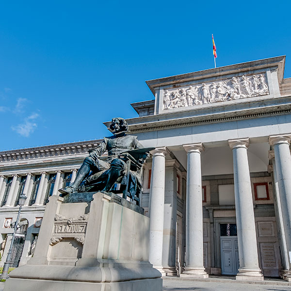 Estatua de Velázquez en el exterior del Museo Nacional de Prado de Madrid Estatua de Velázquez en el exterior del Museo Nacional de Prado de Madrid