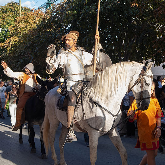 Personajes del Quijote y Sancho Panza en el Mercado Cervantino de Alcalá de Henares en Madrid