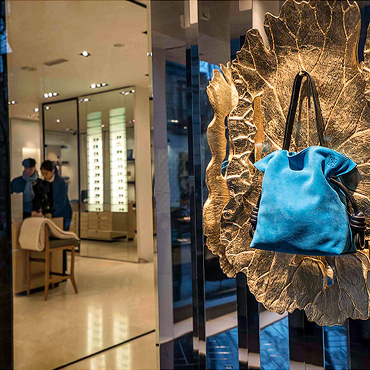 Detalle de tienda Loewe en la calle Serrano, Madrid Detalle de tienda Loewe en la calle Serrano, Madrid