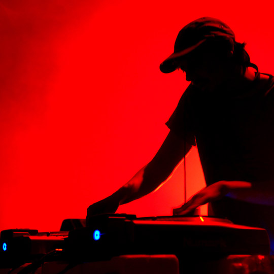 よく見かける光景:プレイするDJ よく見かける光景:プレイするDJ