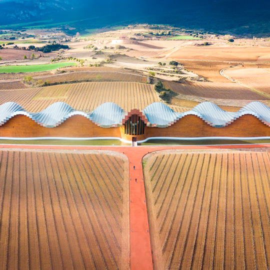 Vista de las bodegas Ysios de Laguardia en Álava, País Vasco Vista de las bodegas Ysios de Laguardia en Álava, País Vasco