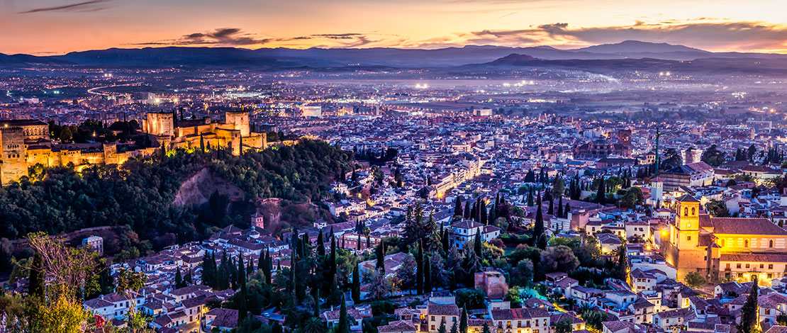 Vista del Barrio del Albaicín y la Alhambra al atarceder, Granada Vista del Barrio del Albaicín y la Alhambra al atarceder, Granada