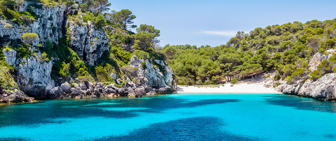 Vista de la Cala Macarelleta en Menorca, Islas Baleares Vista de la Cala Macarelleta en Menorca, Islas Baleares