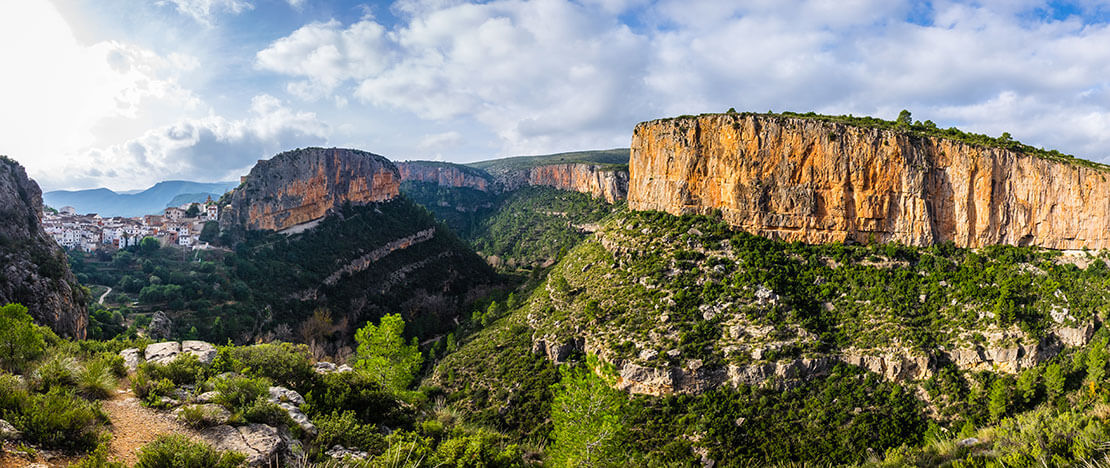 Panorámica de Chulilla y los barrancos de los alrededores en Valencia, Comunidad Valenciana Panorámica de Chulilla y los barrancos de los alrededores en Valencia, Comunidad Valenciana