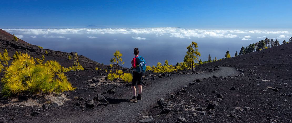 Turista durante durante el recorrido de la ruta de los volcanes en La Palma, Islas Canarias Turista durante durante el recorrido de la ruta de los volcanes en La Palma, Islas Canarias
