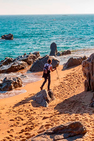 Excursionista en Platja d´Aro. Costa Brava, Girona Excursionista en Platja d´Aro. Costa Brava, Girona