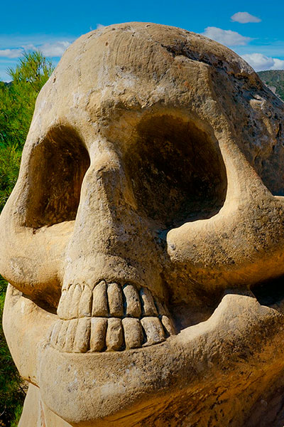 Calavera en la Ruta de las Caras de Buendía en Cuenca, Castilla-La Mancha Calavera en la Ruta de las Caras de Buendía en Cuenca, Castilla-La Mancha