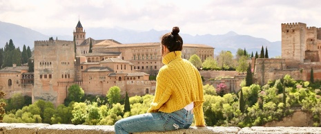 Turista contemplando as vistas da Alhambra em Granada, Andaluzia