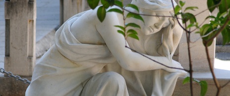 Detailansicht der Skulptur auf dem Friedhof San José in der Stadt Granada, Andalusien