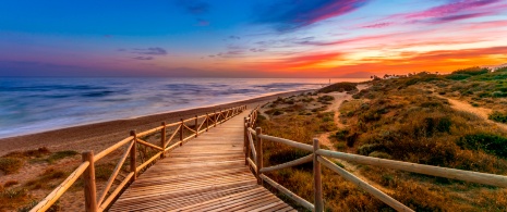 Tramonto sulla spiaggia di Artola nella località di Marbella a Malaga, in Andalusia