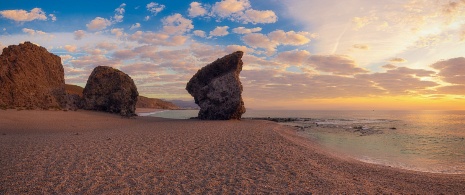 Sonnenuntergang am Strand Los Muertos im Naturpark Cabo de Gata-Níjar, Almería