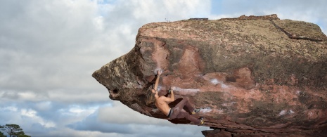 Homem escalando uma rocha na Sierra de Albarracín, em Teruel, Aragão