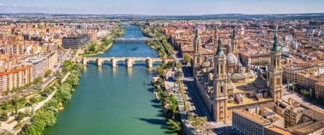 Veduta del fiume Ebro all'altezza della città di Saragozza, Aragona
