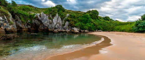 Cala de Gulpiyuri en Llanes, Asturias