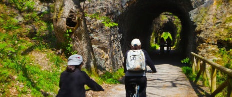 Cicloturisti lungo il percorso dell'orso nelle Asturie.
