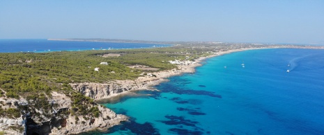 Veduta dall'alto del Camí de Sa Pujada de Es Calò a Formentera, isole Baleari