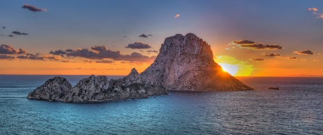 Vista de Es Vedrà desde Cala d'Hort en Ibiza, Islas Baleares