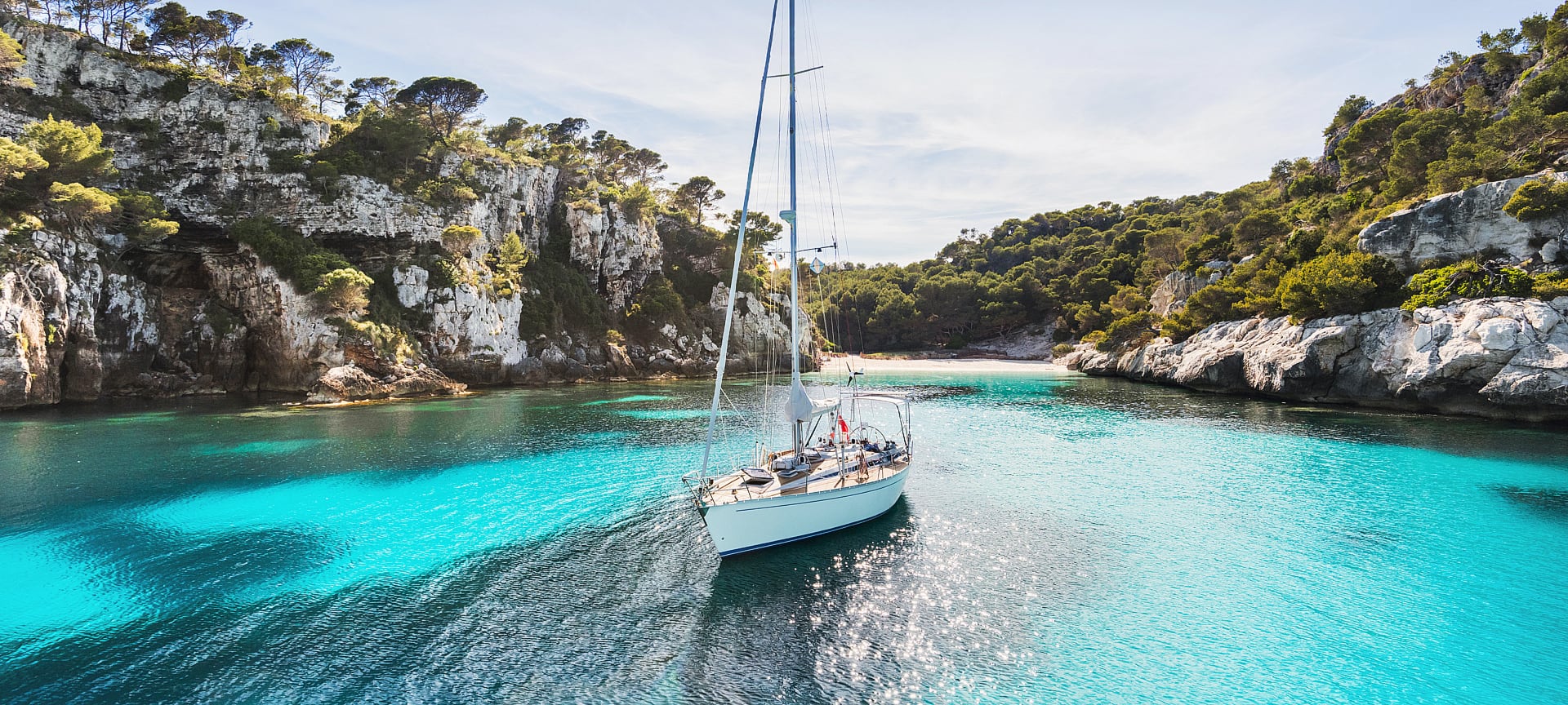Barca a cala Macarelleta a Minorca, isole Baleari Barca a cala Macarelleta a Minorca, isole Baleari