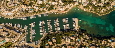 Vista aérea de puerto deportivo de Cala d'Or en Mallorca, Islas Baleares