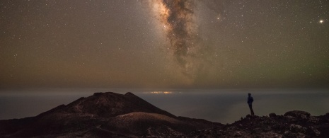 Ein Tourist beim Anblick des Vulkans Teneguía auf La Palma, Kanarische Inseln