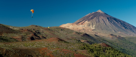Voo de parapente perto do Teide em Tenerife, Ilhas Canárias