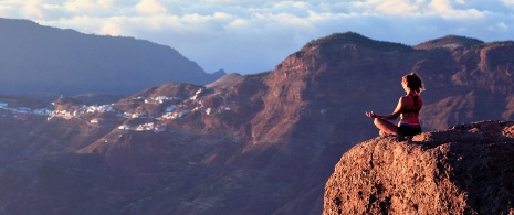 Ragazza che pratica yoga nelle montagne dell'isola di La Palma, isole Canarie