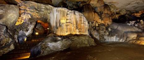 Vue panoramique d'une salle de la grotte de Las Monedas à Puente Viesgo, Cantabrie