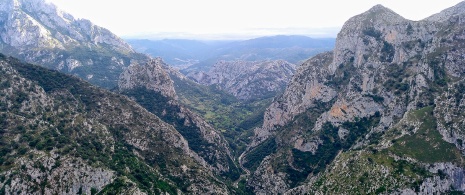 Veduta aerea della gola di La Hermida dalla piattaforma panoramica di Santa Catalina in Cantabria